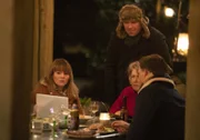 Rosie Lyons (Ruth Madeley, l.), Stephen Lyons (Rory Kinnear, M.), Muriel Deacon (Anne Reid, 2.v.r.) und Ralph Cousins (Dino Fetscher, r.) skypen mit Edith und erhalten schlechte Nachrichten.