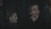 Erleichterung bei Joanne (Scarlett Rousset) und Tammo (Charlie Banks) nach der bestandenen Prüfung