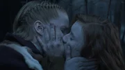Inga (Ines Hoysaeter Asserson) und Ivy (Aisling Sharkey) sind überglücklich.