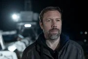 Jonas Jensen (Jakob Cedergren) bei Nacht am Hafen.