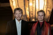 Jakob Jensen (Thure Lindhardt) und Charlie Jensen (Lene Maria Christensen) auf der Ausstellung von Jakobs Kunstwerk in London.