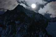 Nahezu magisch erscheinen die Gipfel der Alpen im Mondlicht