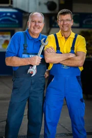 Die Autodoktoren: Hans-Jürgen Faul (l.) und Holger Parsch