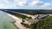 Der Koloss von Rügen. Acht Blöcke auf einer Länge von 4,5 Kilometern am Badestrand der Prorer Wiek. Fünf dieser Blöcke werden nun wieder genutzt. Als Ferienappartments, Eigenheim oder Mietwohnung und Jugendherberge. Ein gigantisches Resort, das im Winter leersteht oder ein neues, lebendiges Seebad?