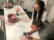 Amanda und David öffnen die Box "Heute schon G-Punktet?".