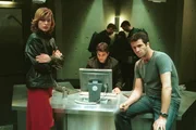 Nur Alice (Milla Jovovich), Chad Kaplan (Martin Crewes, l.) und Spence Parks (James Purefoy) überleben die vom Großrechner Red Queen ausgelösten und todbringenden Angriffe.