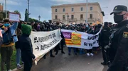 Thema "Spanien: Mallorca - Armut auf der Sonneninsel": Immer wieder kommt es zu Demonstrationen in Palma de Mallorca gegen die harten Corona-Auflagen. Die meisten Hotels und alle Restaurants bleiben wegen der hohen Infektionszahlen geschlossen. Viele Menschen, die im Tourismus-Bereich gearbeitet haben, verlieren ihre Arbeit und ihr Einkommen. Sie gehen jetzt auf die Straße.