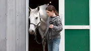 Georgie (Alisha Newton) will einem Pferd in Not helfen