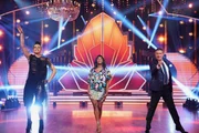 Die Jury (v.l.) Jorge González, Motsi Mabuse und Joachim Llambi fordert die Zuschauer zu Hause zum "Happy Dance" auf. (Archivfoto: Let's Dance - 20.03.2020).