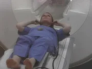 Barbara Stöckl unterzieht sich in einem Magnetresonanztomographen einem Gehirnscan.