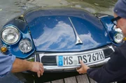 Von seinen alten Autos kann sich Titus nur schwer trennen. So verewigt er die Frontpartie seines ehemaligen Lieblingsfahrzeugs als Kunstwerk in seinem Gartentümpel.