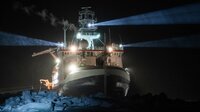 Es ist die größte Arktis-Expedition aller Zeiten: Im September 2019 macht sich der deutsche Eisbrecher "Polarstern" auf den Weg und driftet eingefroren für ein Jahr durch die Eiswüste nahe des Nordpols. An Bord: die besten Wissenschaftler ihrer Generation. Ihre Aufgabe: Daten sammeln – über den Ozean, das Eis und die Atmosphäre. Die Mission: den Klimawandel verstehen. Die Corona-Pandemie stellt die Crew vor zusätzliche Herausforderungen. - Der Dokumentarfilm liefert eine spektakuläre Nahaufnahme der "MOSAiC"-Expedition des Alfred-Wegener-Instituts, Helmholtz-Zentrum für Polar- und Meeresforschung (AWI). Er wird produziert von der UFA Show & Factual in Kooperation mit dem rbb, NDR und HR für Das Erste. - In der Dunkelheit der Polarnacht bieten die mächtigen Scheinwerfer der Polarstern zuverlässige Orientierung - vor allem für jene Forschenden, die weit draußen auf dem Eis arbeiten. Es ist die größte Arktis-Expedition aller Zeiten: Im September 2019 macht sich der deutsche Eisbrecher "Polarstern" auf den Weg und driftet eingefroren für ein Jahr durch die Eiswüste nahe des Nordpols. An Bord: die besten Wissenschaftler ihrer Generation. Ihre Aufgabe: Daten sammeln – über den Ozean, das Eis und die Atmosphäre. Die Mission: den Klimawandel verstehen. Die Corona-Pandemie stellt die Crew vor zusätzliche Herausforderungen. - Der Dokumentarfilm liefert eine spektakuläre Nahaufnahme der "MOSAiC"-Expedition des Alfred-Wegener-Instituts, Helmholtz-Zentrum für Polar- und Meeresforschung (AWI). Er wird produziert von der UFA Show & Factual in Kooperation mit dem rbb, NDR und HR für Das Erste. - In der Dunkelheit der Polarnacht bieten die mächtigen Scheinwerfer der Polarstern zuverlässige Orientierung - vor allem für jene Forschenden, die weit draußen auf dem Eis arbeiten.