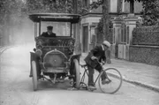Anfang des 20. Jahrhunderts werden Autos auf den Straßen von Paris zum gewohnten Anblick. Immer häufiger kommt es zu Unfällen mit anderen Verkehrsteilnehmern.