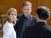 Tatort "Blinder Glaube". Im Bild: Was wissen Dr. Nicolai (Justus von Dohnány, mi.) und seine Verlobte Mareike Andresen (Judith Engel)?