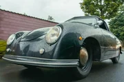 1948 wird der erste Sportwagen der Geschichte konstruiert. Das Auto wird auch deshalb zur Legende, weil viele Stars es fahren ? von James Dean bis Janis Joplin.