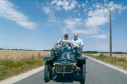 In der Nähe von Chartres lebt der Oldtimer-Sammler Francis Lecornu (li.). Zu seinen größten Schätzen zählt der De Dion-Bouton Type Q von 1903, mit dem er regelmäßig Fahrten durch den Schlossgarten unternimmt.