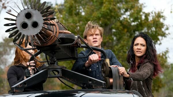 L-R: Angus MacGyver (Lucas Till); Riley Davis (Tristin Mays)