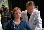 NDR Fernsehen TATORT, "Blinder Glaube", am Dienstag (17.01.12) um 22:00 Uhr. Die Ermittlungen in einem Mordfall an der Uni-Augenklinik führen die Kommissare Till Ritter (Dominic Raacke) und Felix Stark (Boris Aljinovic) auf die Spur eines streng geheimen, hochbrisanten Forschungsprojekts. Dr. Nicolai (Justus von Dohnány, r.) testet, ob der eingepflanzte Chip bei Patientin Kerstin Vonk (Anne Kanis) funktioniert.