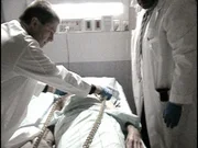 Überdosis – Clinton, Indiana. Im örtlichen Krankenhaus kommt es immer wieder zu mysteriösen Todesfällen. Die Ermittler sind ahnungslos, warum Patienten, die sich auf dem Weg zur Besserung befanden, plötzlich an Herzversagen sterben.