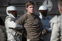 Noch kann Katniss ihren Freund, den Minenarbeiter Gale (Liam Hemsworth, M.), nicht dazu überreden, ein Leben im Widerstand zu beginnen ... Noch kann Katniss ihren Freund, den Minenarbeiter Gale (Liam Hemsworth, M.), nicht dazu überreden, ein Leben im Widerstand zu beginnen ...
