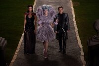 Immer wieder versucht Effie (Elizabeth Banks, M.), ihre "Zöglinge" Katniss (Jennifer Lawrence, l.) und Peeta (Josh Hutcherson, r.) auf die Staatsdoktrinen einzuschwören, doch das ist bei den beiden nicht so einfach ... Immer wieder versucht Effie (Elizabeth Banks, M.), ihre "Zöglinge" Katniss (Jennifer Lawrence, l.) und Peeta (Josh Hutcherson, r.) auf die Staatsdoktrinen einzuschwören, doch das ist bei den beiden nicht so einfach ...