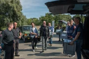 Max Nordmann (Garry Fischmann, l.) und Oskar Schütz (Marek Erhardt, l.) kommen mit Spurensicherung und Gesundheitsamt in die Schule. Zwei Lehrer sind in der Schule vergiftet worden. Wer steckt dahinter?