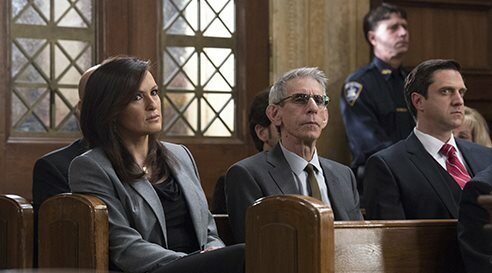 Die Ermittler (v.l.) Olivia Benson (Mariska Hargitay), Sergeant Munch (Richard Belzer) und A.D.A Rafael Barba (Raúl Esparza) der Sondereinheit für Sexualdelikte wittern eine Verschwörung gegen ihren Kollegen, welcher sich vor Gericht verantworten muss.