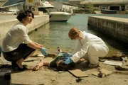 Kommissarin Branka Marić (Neda Rahmanian, l.) und Pathologin Brigitta Stevic (Sarah Bauerett, r.) finden eine Mädchenleiche im Industriehafen von Split.