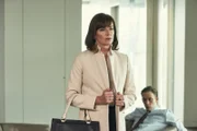 Zwischen Sarah (Doon Mackichan) und Charlie (Joe Cole) kommt es zu einer Liebschaft.