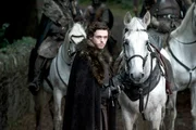 Robb Stark (Richard Madden) und seine Geschwister finden junge Schattenwölfe im Wald, die von nun an von ihen aufgezogen werden..