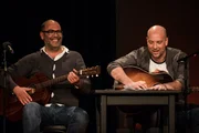 Hannes Ringlstetter (links) und Stephan Zinner (rechts) während der 100. Sendung "radioSpitzen live vor Ort" im Alten Speicher in Ebersberg.