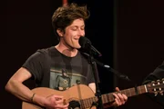Sänger Valentin Schmidbauer bei der 100. Sendung "radioSpitzen live vor Ort" im Alten Speicher in Ebersberg.
