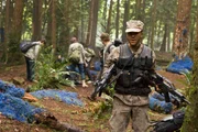 Während Lieutenant Scott mit seinem Team einen fremden Planeten erkundet, wird er von einer pflanzenähnlichen Kreatur angegriffen und gestochen Foto: © Carole Segal/Syfy © Tele München Fernseh GmbH. © 2009 MGM GLOBAL HOLDINGS INC. ALL RIGHTS RESERVED.