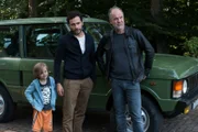 Max Nordmann (Garry Fischmann, M.) und Oskar Schütz (Marek Erhardt, r.) wollen am Fußballplatz, den Vereinsvorsitzenden befragen. Eine gute Gelegenheit für den kleinen Ben (Lenno Elsner, l.), Max Sohn, ein bisschen zu kicken.