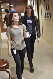 Root (Amy Acker, l.); Brittany (Abbi Snee, r.)
