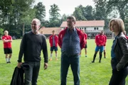 Oskar Schütz (Marek Erhardt, l.) und Lena Testorp (Anna von Haebler, r.) befragen den Vereinsvorsitzenden Otto Noll (Bruno F. Apitz, M.) zu der Feier am Vorabend im Clubheim. Wer von den Spielern und den anderen Anwesenden könnte den Trainer der ersten Mannschaft getötet haben?