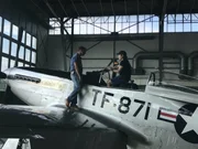 Elmar und Achim verstehen sich auf Anhieb mit dem Iron-Maiden-Frontmann, deshalb darf der britische Sänger im Breisgau erste Flugerfahrungen in einer P-51 Mustang sammeln.