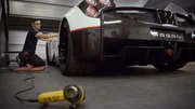 The Pagani Huayra is only built in limited numbers. The noble body with a handmade carbon body and 6-liter V12 bi-turbo engine accelerates from zero to 100 km / h in 3.3 seconds. The design of the vehicle is absolutely perfect - every wrong move could ruin the work of art on wheels.