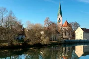 Den Gottesdienst in der evangelisch-lutherischen Stadtpfarrkirche St. Mang in Kempten gestaltet liturgisch Pfarrerin Maria Soulaiman, die Predigt hält Dekan Jörg Dittmar, Lektorin ist Nadine Dittmar. Kirchenmusikdirektor Frank Müller spielt die Orgel. Unter seiner Leitung musizieren Fabian Pablo Müller, Saxophon, ein Vokalensemble mit Christian Hilz und das Barockensemble capella ilaria. "Es ist vollbracht" wird auch musikalisch zu hören sein: aus der Bachkantate BWV 159.