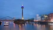 Der Medienhafen in Düsseldorf. Die Gehry-Bauten zur blauen Stunde - Neuer Zollhof und Rheinturm in Düsseldorf.