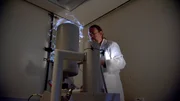 Dr. Gutkin analysiert die gekreuzigte Hand in einem Elektronenmikroskop.