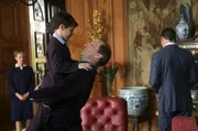 Bruno (James Leblanc, l) springt Hadrien (Fabio Zenoni) in die Arme.