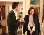 Greg (Ed Weeks, l.); Viv (Leslie Bibb, r.)