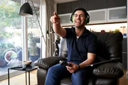 Russell (David Mumeni) amüsiert sich prächtig, weil er einen neuen Avatar hat.