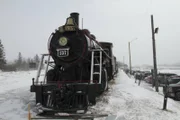 Es war ein historischer Moment, als der Bankier Donald A. Smith im Jahr 1885 den letzten Nagel in die Holzschwellen der Canadian Pacific Railway rammte. Denn der 5000 Kilometer lange Brückenschlag von Ost nach West - zwischen Montreal und Vancouver - gilt als die Geburtsstunde der Nation. Die Bauarbeiten waren mit erheblichem Aufwand verbunden, denn die Strecke führt mitten durch die Rocky Mountains. Steile Abhänge, enge Kurven und gigantische Schneemassen: Das Leben der Eisenbahner ist auf der wichtigen Verkehrsroute bis heute von extremem Wetter geprägt, denn im Winter herrscht in den Bergen akute Lawinengefahr. Zudem machen eisige Temperaturen den Lokführern und Gleisarbeitern das Leben schwer - trotzdem dürfen die Züge nicht stillstehen.