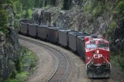 Es war ein historischer Moment, als der Bankier Donald A. Smith im Jahr 1885 den letzten Nagel in die Holzschwellen der Canadian Pacific Railway rammte. Denn der 5000 Kilometer lange Brückenschlag von Ost nach West - zwischen Montreal und Vancouver - gilt als die Geburtsstunde der Nation. Die Bauarbeiten waren mit erheblichem Aufwand verbunden, denn die Strecke führt mitten durch die Rocky Mountains. Steile Abhänge, enge Kurven und gigantische Schneemassen: Das Leben der Eisenbahner ist auf der wichtigen Verkehrsroute bis heute von extremem Wetter geprägt, denn im Winter herrscht in den Bergen akute Lawinengefahr. Zudem machen eisige Temperaturen den Lokführern und Gleisarbeitern das Leben schwer - trotzdem dürfen die Züge nicht stillstehen.