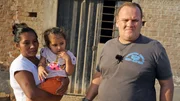 Bei einem längeren Aufenthalt in Peru lernte Daniel die Liebe seines Lebens kennen. Die Geburt ihrer gemeinsamen Tochter machte das Glück komplett. Fast. Denn das Leben in dem fernen Land wurde schnell zum finanziellen Alptraum..