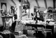 Das Talent des Trios Helga Feddersen, Dieter Hallervorden und Uwe Dallmeier zum Chargieren, zu naturalistischen Spielerei mit Typen, soll ein wesentliches Element von "Abramakabra" sein. Jeder der drei Schauspieler tritt in mindestens sieben Rollen auf, unterstützt durch Masken- und Kostümbildner, die eine vierte Hauptrolle spielen. Ein Dichter (Dieter Hallervorden) streitet mit seiner Frau (Helga Feddersen) über den Begriff "Aggression".