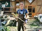 Malte Groß beim Umbau des Hofladens. Bild kann für alle drei Teile genutzt werden.