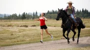 Lou (Michelle Morgan) wird von ihrer Schwester Amy (Amber Marshall) erschreckt